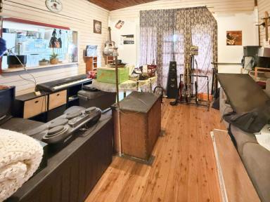 House For Sale - NSW - Narrandera - 2700 - RENOVATOR'S DELIGHT  (Image 2)