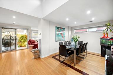 House For Sale - VIC - Kennington - 3550 - Contemporary Living in Kennington!  (Image 2)