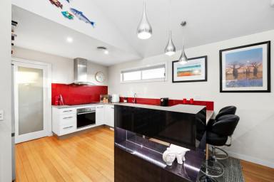 House For Sale - VIC - Kennington - 3550 - Contemporary Living in Kennington!  (Image 2)