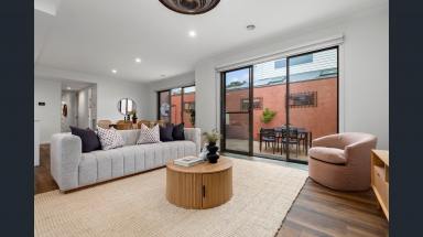 House For Lease - VIC - Parkdale - 3195 - BAYSIDE LUXURY | STYLE AND CONVENIENCE  (Image 2)