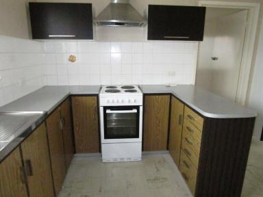 Unit For Lease - VIC - Bairnsdale - 3875 - COMPACT 2 BEDROOM UNIT  CLOSE TO BOWLS/TENNIS/SWIMMING POOL  (Image 2)