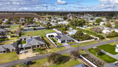 House For Sale - SA - Penola - 5277 - The Ultimate Entertainer’s Dream – Or the Perfect Low-Maintenance Home  (Image 2)