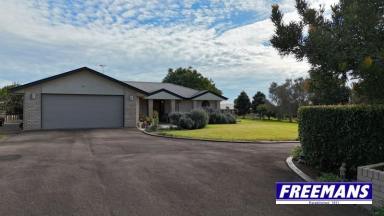 House For Sale - QLD - Kingaroy - 4610 - 5,239m2 allotment & very private residence  (Image 2)