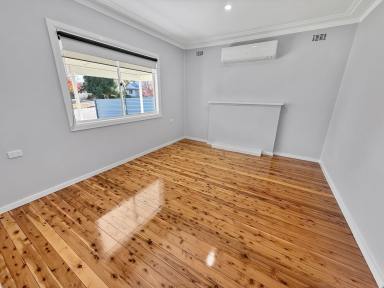 House For Lease - NSW - Narrandera - 2700 - BEAUTIFULLY RENOVATED COTTAGE  (Image 2)