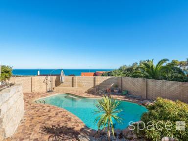 House For Lease - WA - City Beach - 6015 - WONDERFUL HOME IN GREAT LOCATION WITH POOL  (Image 2)