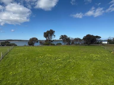 Residential Block For Sale - SA - American River - 5221 - Large (1897 m2) build ready block at American River. Absolute frontage to Pelican Lagoon. Mates water connected. 180 degrees lagoon views.  (Image 2)