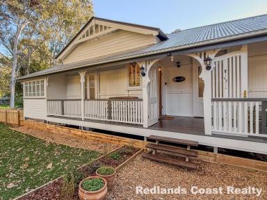 House For Sale - QLD - Lamb Island - 4184 - Sweetgum Lodge - Beautifully Renovated 1930s Queenslander on 1548m² – Sold Fully Furnished  (Image 2)