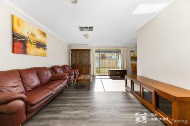 House For Sale - VIC - Narre Warren South - 3805 - RIPPER LOCATION – FAMILY GEM IN NARRE WARREN SOUTH!  (Image 2)