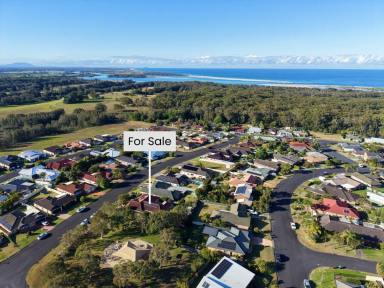 House For Sale - NSW - Old Bar - 2430 - IMMACULATE FAMILY HOME IN PEACEFUL PARKSIDE POSITION  (Image 2)