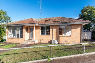 House For Sale - VIC - Hamilton - 3300 - Affordable brick residence  (Image 2)