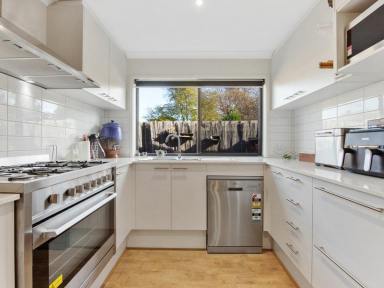 House For Sale - VIC - Bairnsdale - 3875 - SWAN STREET – TOWN HOUSE LIVING  (Image 2)