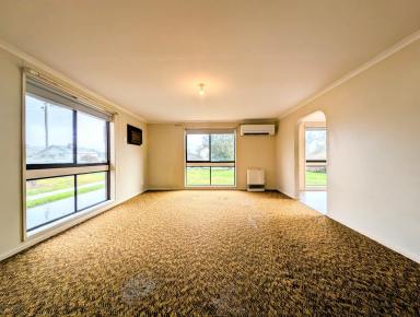 House For Sale - VIC - Kerang - 3579 - BRICK VENEER HOME ON A LARGE BLOCK  (Image 2)