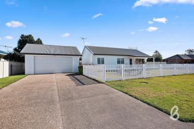 House For Sale - NSW - Singleton - 2330 - Immaculately Presented Three Bedroom Home  (Image 2)