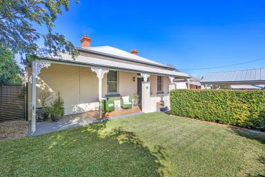 House Auction - NSW - Tamworth - 2340 - STYLISH, SPACIOUS & CENTRAL - THIS ONE HAS IT ALL  (Image 2)