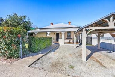 House Auction - NSW - Tamworth - 2340 - STYLISH, SPACIOUS & CENTRAL - THIS ONE HAS IT ALL  (Image 2)