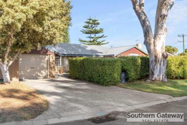 House For Sale - WA - Rockingham - 6168 - SPACIOUS FAMILY LIVING WITH CHARACTER & COMFORT  (Image 2)
