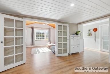 House For Sale - WA - Rockingham - 6168 - SPACIOUS FAMILY LIVING WITH CHARACTER & COMFORT  (Image 2)