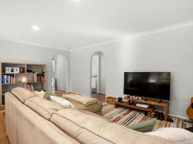 Unit For Sale - NSW - Old Bar - 2430 - SPACIOUS SEASIDE VILLA  (Image 2)