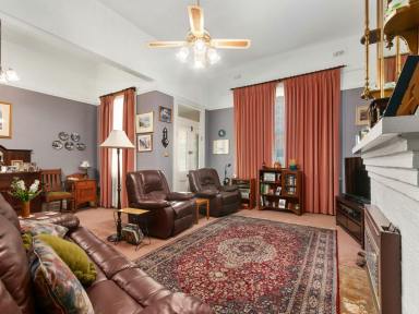 House For Sale - VIC - Bairnsdale - 3875 - VICTORIAN PERIOD HOME IN UNBEATABLE LOCATION  (Image 2)