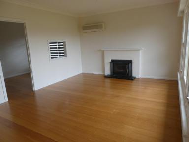 House For Lease - VIC - Bairnsdale - 3875 - CHARMING 3-BEDROOM HOME – PERFECT FOR FAMILIES!  (Image 2)