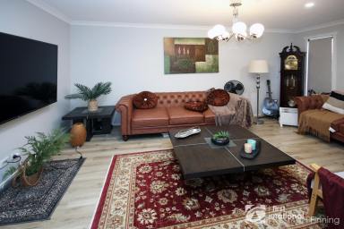 House For Lease - VIC - Pakenham - 3810 - Modern Family Home in Prime Location!  (Image 2)