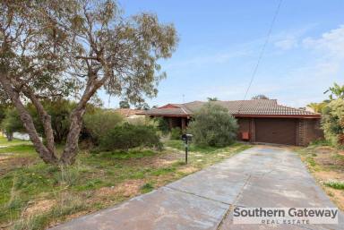 House For Sale - WA - Parmelia - 6167 - SURPRISINGLY SPACIOUS WITH RETRO CHARM - BIG BLOCK, BIG POTENTIAL  (Image 2)