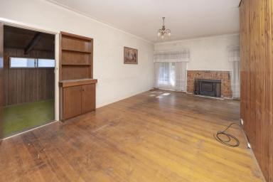 House For Sale - VIC - Swan Hill - 3585 - Well Located Family Home with Space, Comfort & BIG Shed!  (Image 2)