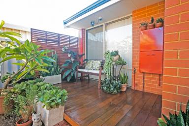 Townhouse For Sale - WA - Port Kennedy - 6172 - Immaculate BR Residence, Private & Move-In Ready A Hidden Gem in Port Kennedy  (Image 2)