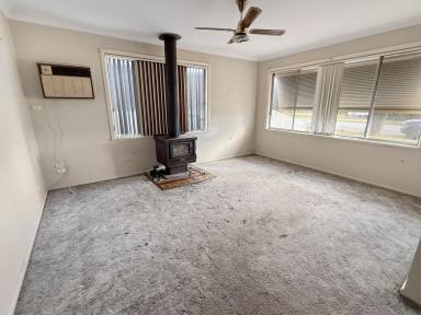 House For Sale - NSW - Narrandera - 2700 - GRAB YOUR NAIL BAG  (Image 2)
