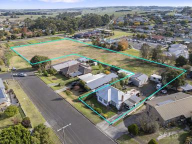 House For Sale - VIC - Leongatha - 3953 - INVESTMENT OPPORTUNITY: 1.095ha / 10,950sqm  (Image 2)
