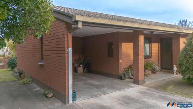House For Sale - VIC - Myrtleford - 3737 - Conveniently Located 2-Bedroom Brick Veneer Unit  (Image 2)