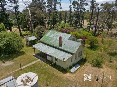 House For Sale - VIC - Mandurang South - 3551 - LATE 1800&apos;S COTTAGE ON 10.5 ACRES WITH 2 LOT SUBDIVISION POTENTIAL (STCA)  (Image 2)