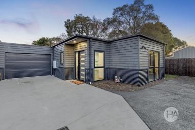 House For Sale - VIC - Somerville - 3912 - Lock and Leave No-Fuss Lifestyle  (Image 2)