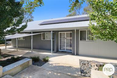 House For Sale - NSW - Lavington - 2641 - ENVIRONMENTALLY FRIENDLY MASTERPIECE (Image 2)