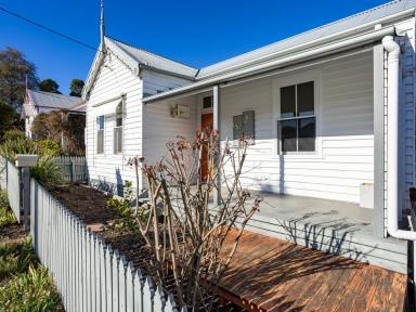 House For Sale - NSW - Bega - 2550 - COTTAGE CHARM IN A PRIME LOCATION!  (Image 2)