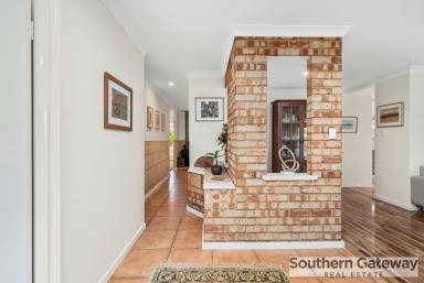 House For Sale - WA - Parmelia - 6167 - SPACIOUS FAMILY LIVING IN PEACEFUL CUL-DE-SAC SETTING  (Image 2)