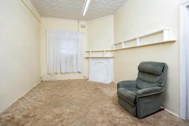 House For Sale - NSW - Temora - 2666 - Brick House with Big Potential  (Image 2)