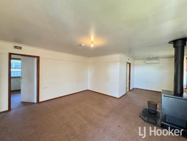 House For Sale - NSW - Inverell - 2360 - Great Value Buying in Prime School Zone  (Image 2)