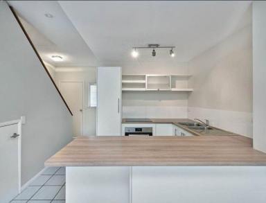 Unit Leased - QLD - Yorkeys Knob - 4878 - Spacious Townhouse - close to the beach  (Image 2)