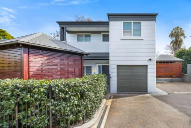 Townhouse For Sale - NSW - Tamworth - 2340 - PRIME LOCATION IN EAST TAMWORTH  (Image 2)