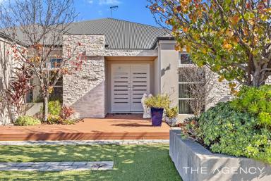 House For Sale - WA - Lakelands - 6180 - Show-Stopping Ex-Display Home with Room to Live Large  (Image 2)