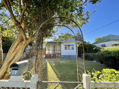 House Leased - QLD - Newtown - 4350 - Neat & Tidy Cottage in Prime Newtown Toowoomba Location  (Image 2)