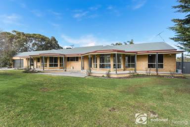 Lifestyle For Sale - VIC - Pakenham - 3810 - A TRUE LIFESTYLE ON FAIRWAY  (Image 2)