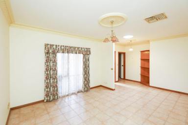 House For Sale - VIC - Mildura - 3500 - UNBEATABLE LOCATION  (Image 2)