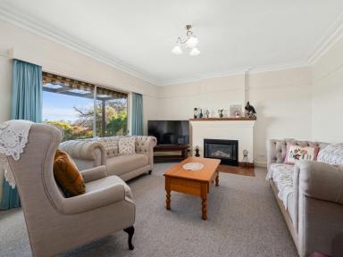 House For Sale - VIC - East Bairnsdale - 3875 - RARE RESIDENTIAL OPPORTUNITY ON OVER 2000M² OF LAND  (Image 2)