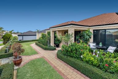 House For Sale - WA - Iluka - 6028 - THE PERFECT BLEND OF COMFORT AND CLASS!  (Image 2)