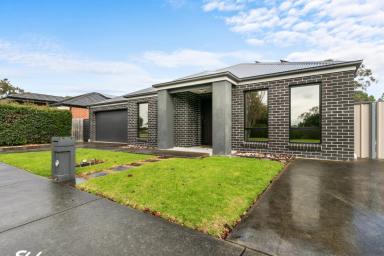 House For Sale - VIC - Yarram - 3971 - EFFORTLESS FAMILY LIVING IN A HOME BUILT TO LAST  (Image 2)