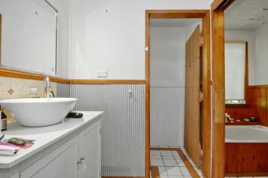 House For Sale - QLD - Macleay Island - 4184 - Dual Living Opportunity in the Heart of Macleay!  (Image 2)