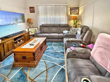 House For Sale - NSW - Leeton - 2705 - FAMILY HOME WITH PRIME LOCATION  (Image 2)