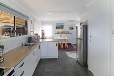 House For Sale - NSW - Glen Innes - 2370 - BEAUTIFULLY PRESENTED BRICK VENEER HOME  (Image 2)